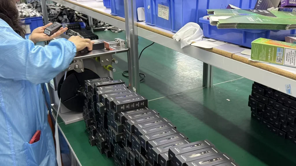生産ラインでのVAPE梱包作業